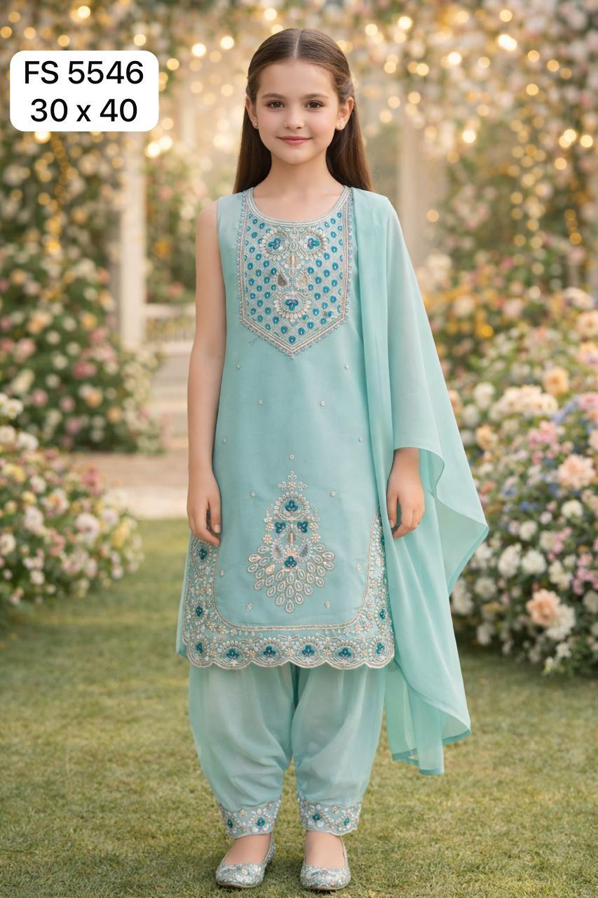 Radiant in Mint: The Perfect Festive Charm